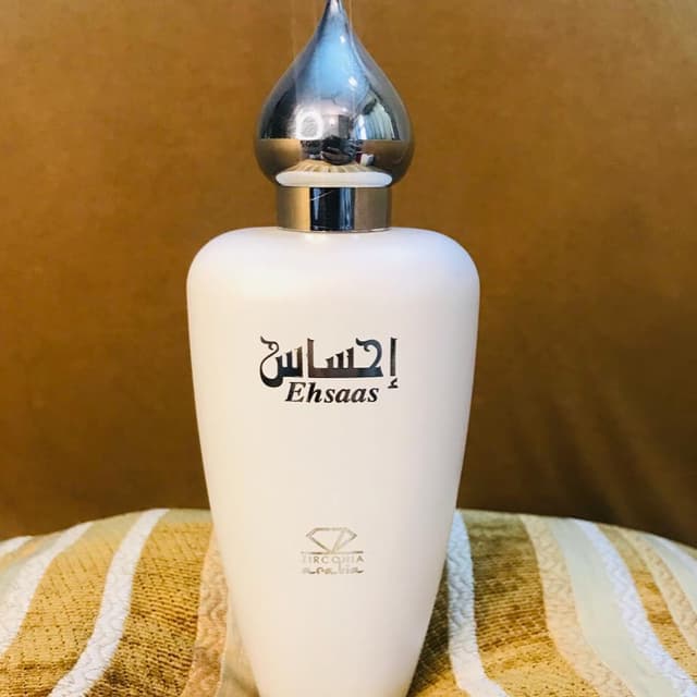 Ehsaas of Zirconia is a Woody Aromatic fragrance
